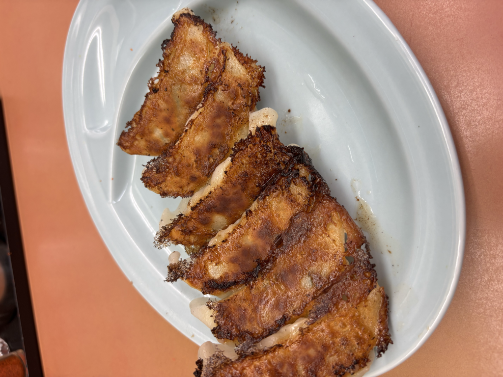 焼き餃子。皮に焦げ目がついてぱりっとしている。