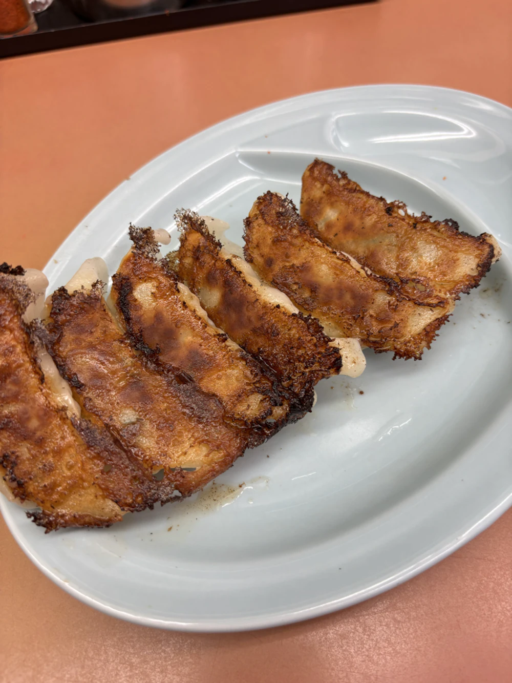 焼き餃子。皮に焦げ目がついてぱりっとしている。