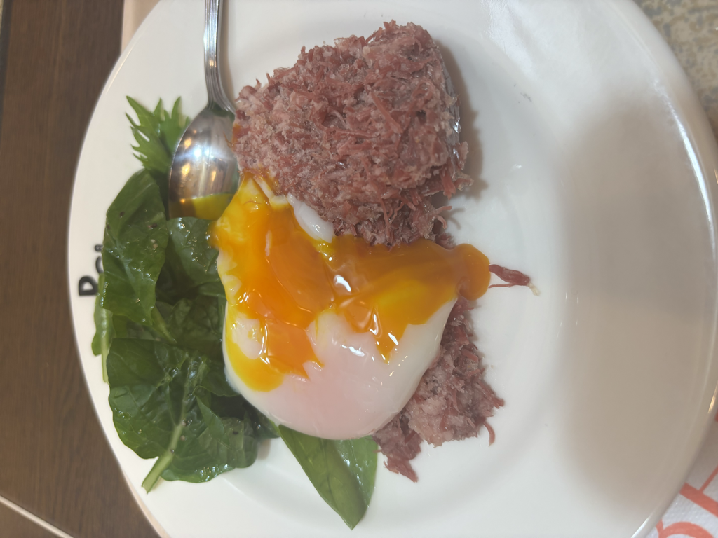 半熟卵がかけられたコーンビーフ