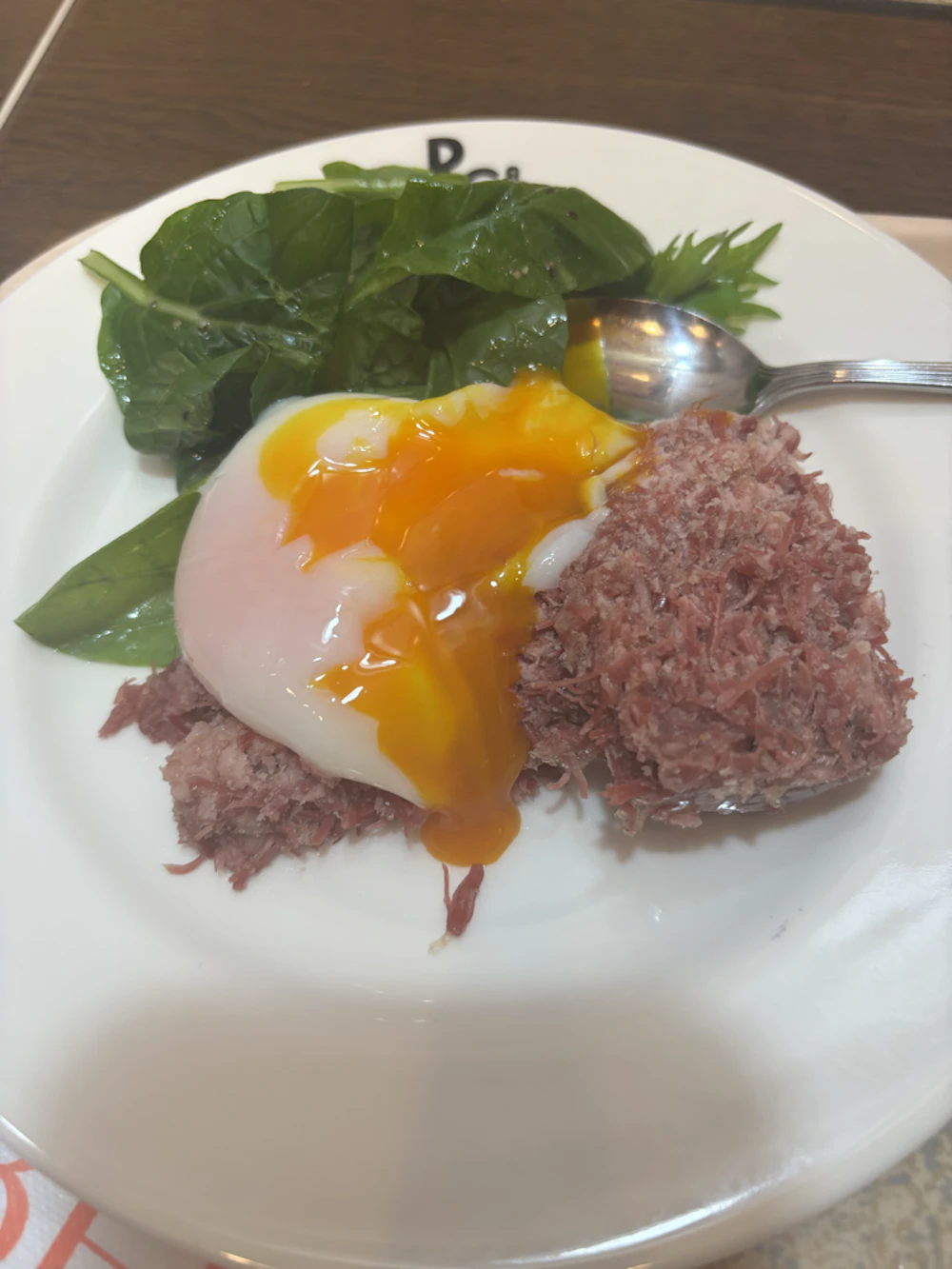 半熟卵がかけられたコーンビーフ