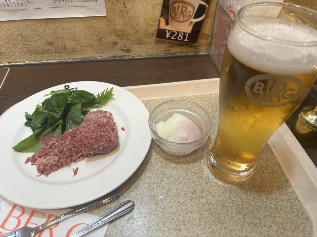 生ビール、半熟卵、コーンビーフ