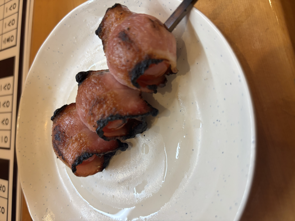 ベーコントマト巻き。炭火の焦げ目がおいしそう