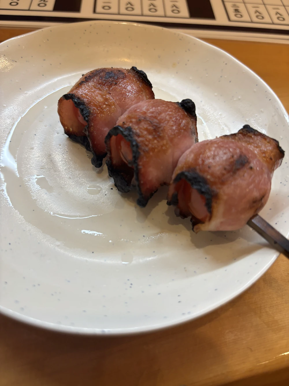 ベーコントマト巻き。炭火の焦げ目がおいしそう