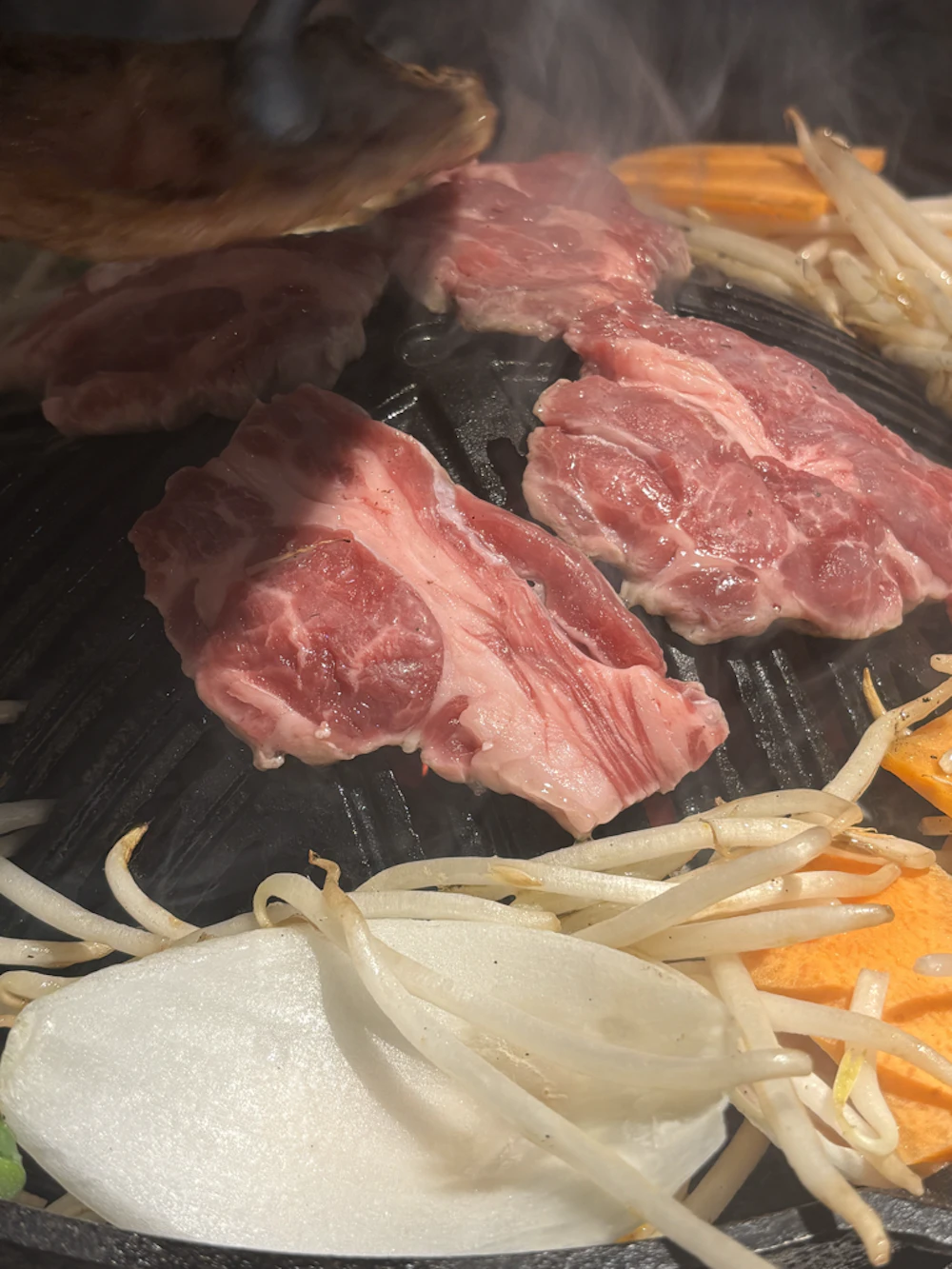 肉を焼いてる写真