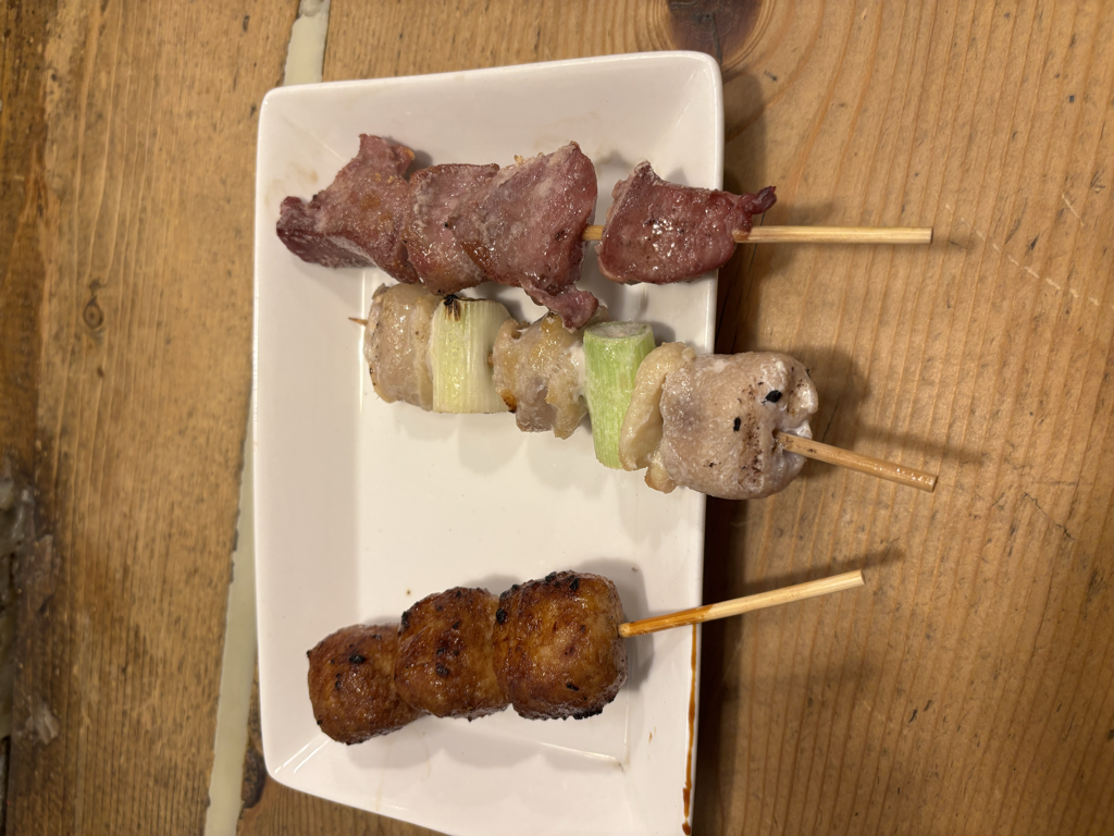 左からつくね、ねぎま、タン