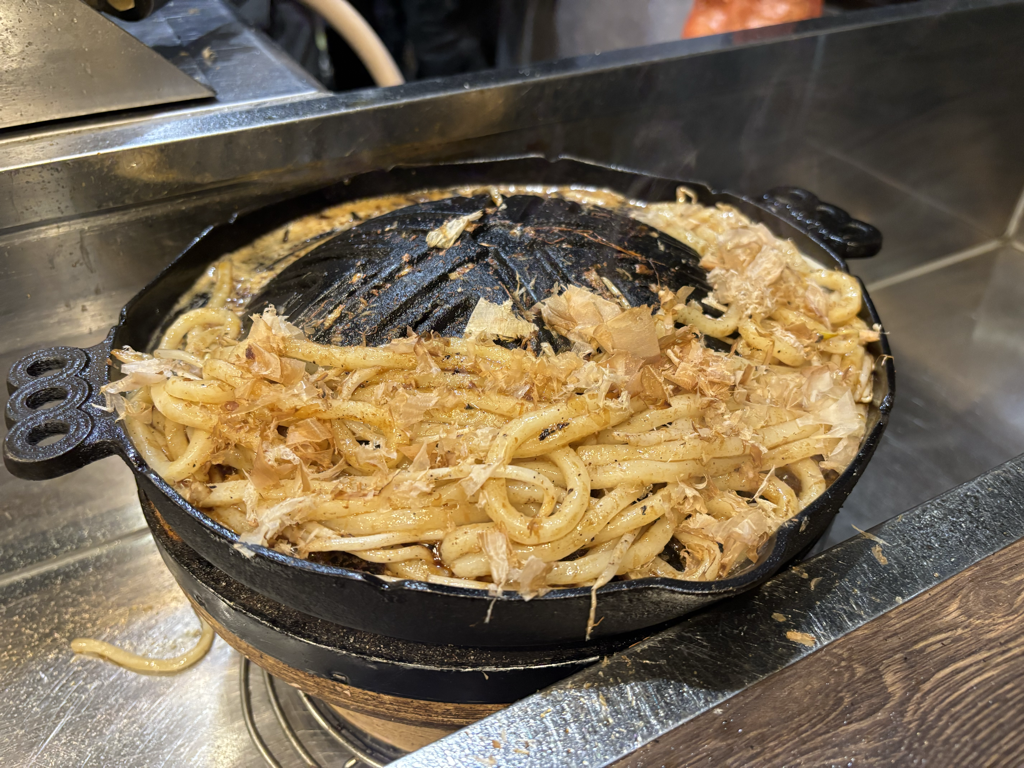 ギンタの焼うどん。鰹節をまぶす。