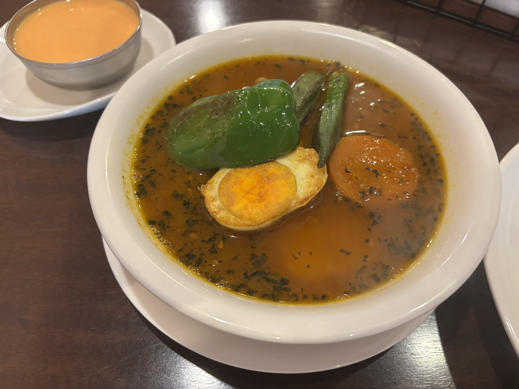 スープカレー。ピーマンたまご、にんじん、オクラ。