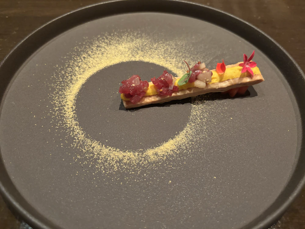 牛肉の生ハムを乗せたパイみたいなや