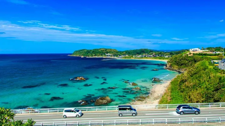 山口県 角島 道路から見た海