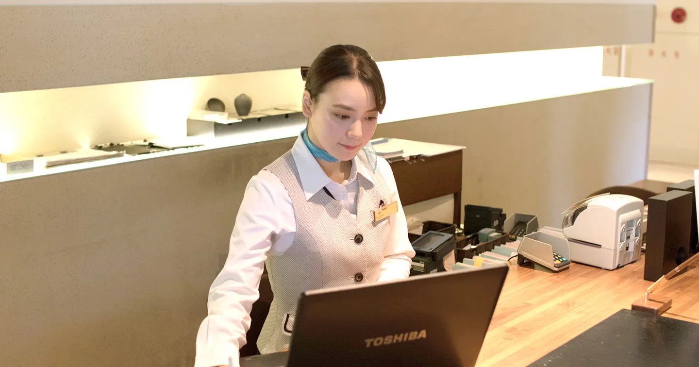 【体験談つき】リゾートバイトのフロント業務とは？仕事内容・1日の流れ・働き方まとめ