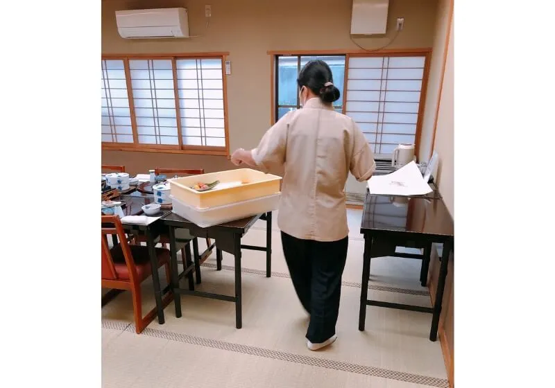 仲居さん 裏方業務を柔軟に行う様子