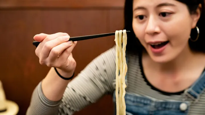 うどんを食べている様子 イメージ