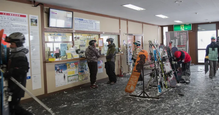 リゾートバイトで人気のゲレンデレストラン勤務！スキーも楽しめる最高の冬を過ごそう