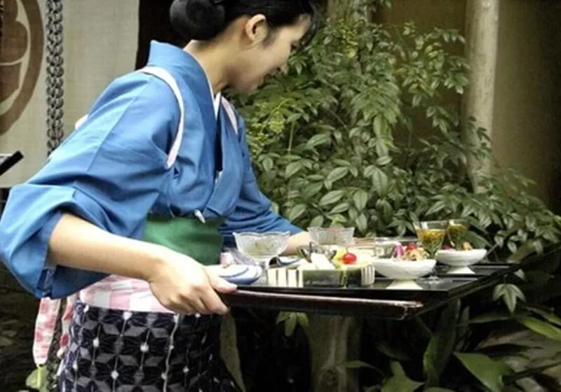 仲居さん 業務中の様子