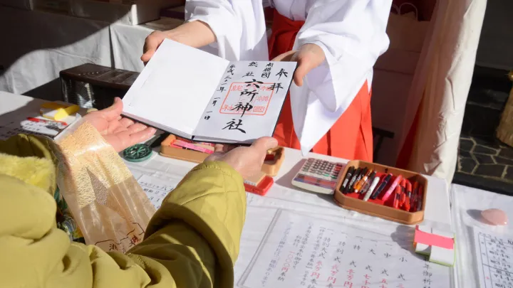 御朱印をいただく様子
