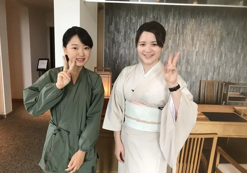 仲居さんとして働く様子