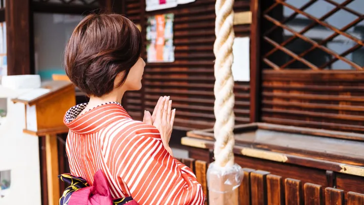 神社 参拝の様子