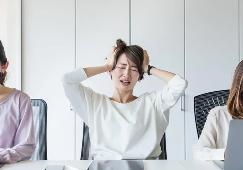 後悔している様子 イメージ