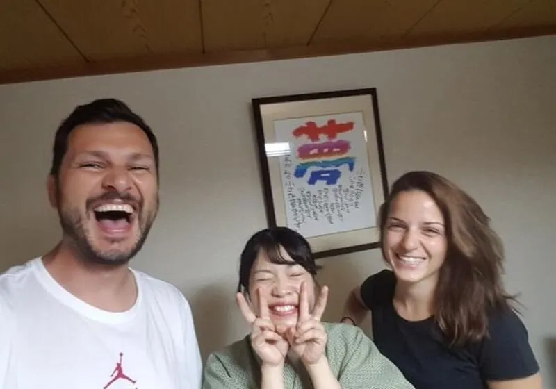 外国人客と接する中で英語力を培う仲居さんの様子