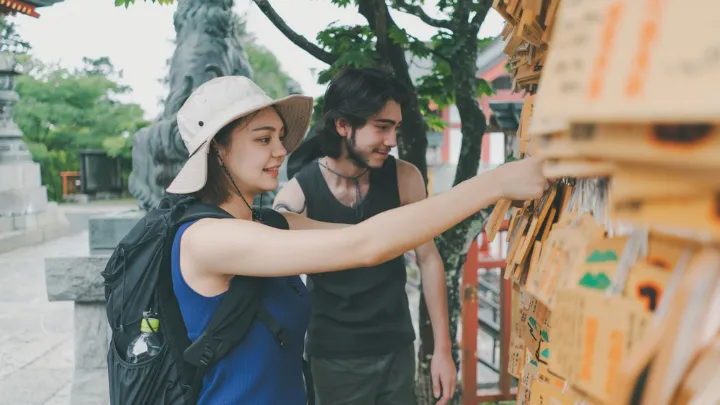 カップル 神社でデート イメージ画像