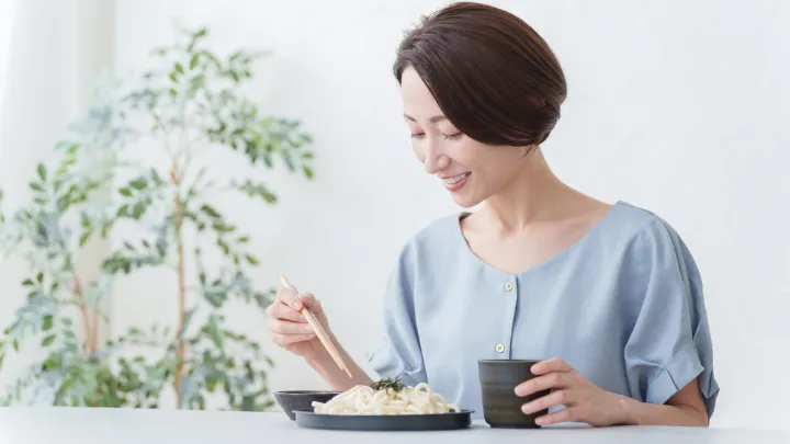 うどんを味わっている様子 イメージ