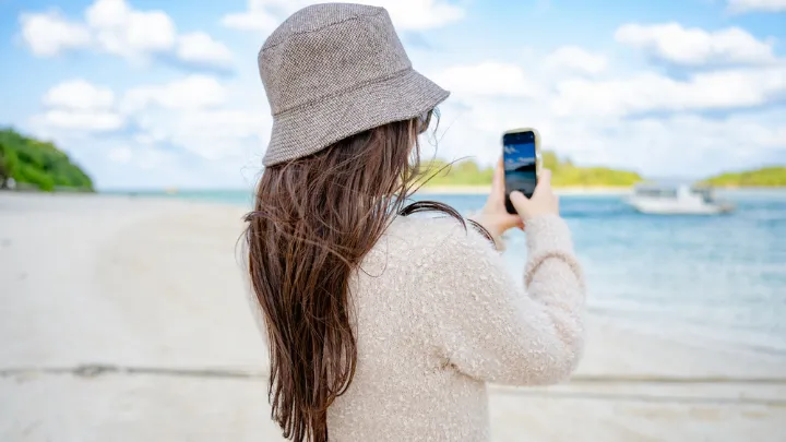日本のウユニ塩湖 スマホでのリフレクション写真撮影 イメージ