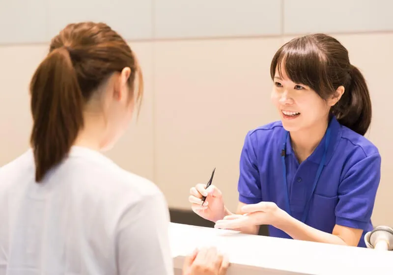自治体に確認する様子 イメージ