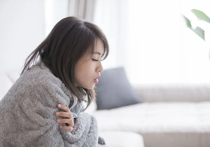 体調を崩す女性 イメージ