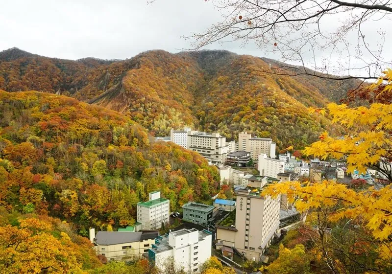 山あいの温泉地の風景