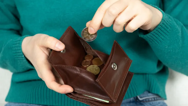 清めたお金を財布に入れる