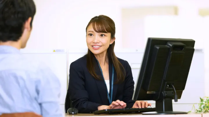 旅行代理店カウンター 業務の様子