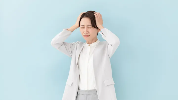 仕事 悩む様子 イメージ