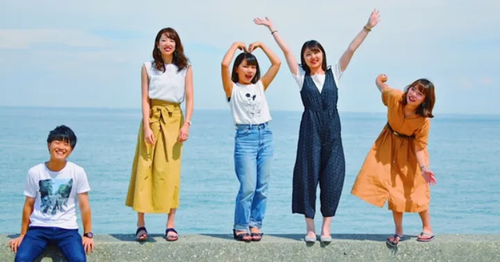 友達と一緒にリゾートバイトを楽しむ