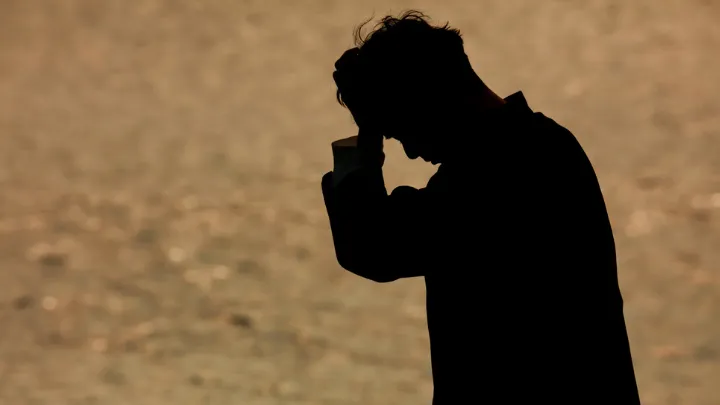 失敗・後悔している人 イメージ画像