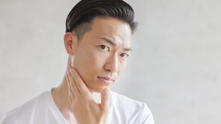 身だしなみを整える男性