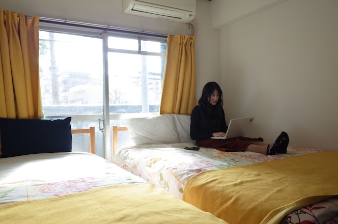 期間限定シェアハウスを暖かい陽の光が降り注ぐ部屋で
