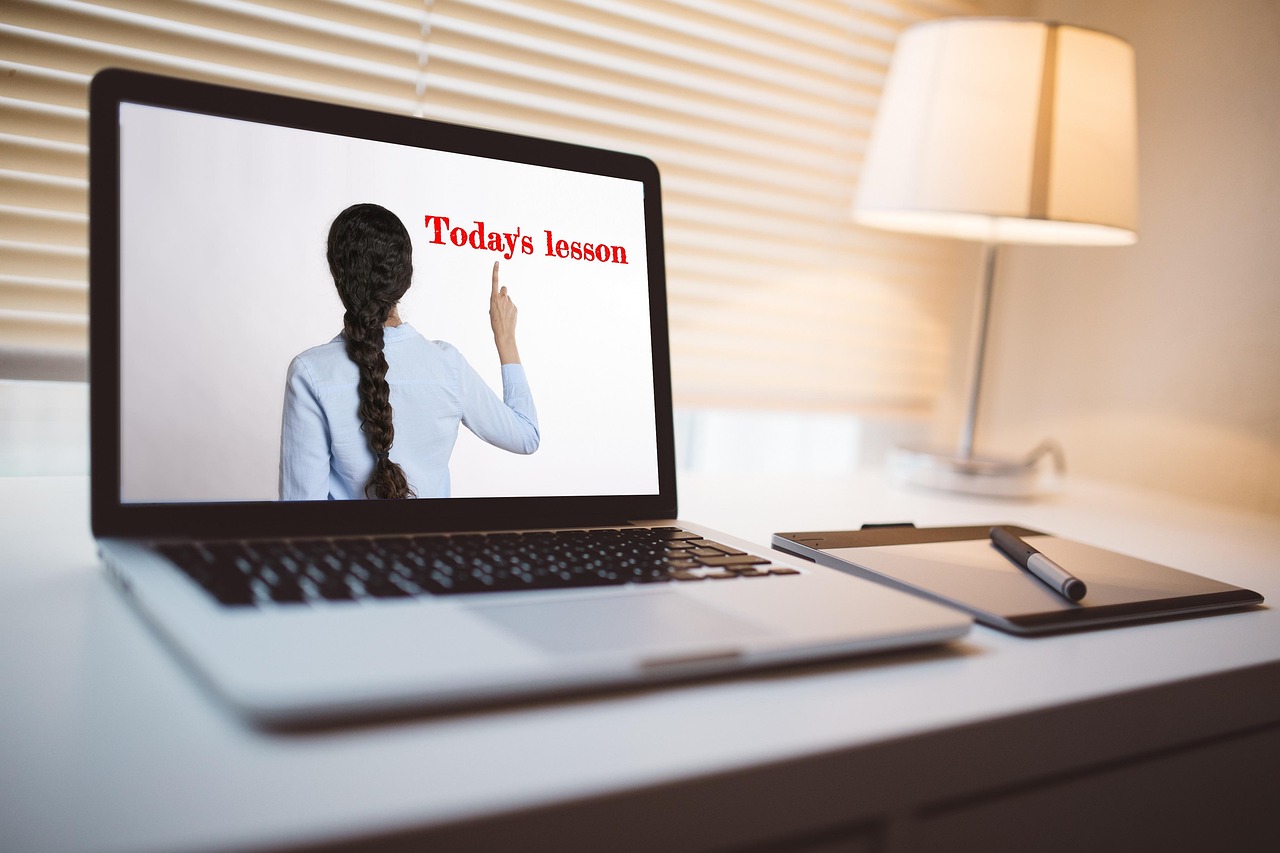 定期的にイベントや交流企画を開催する