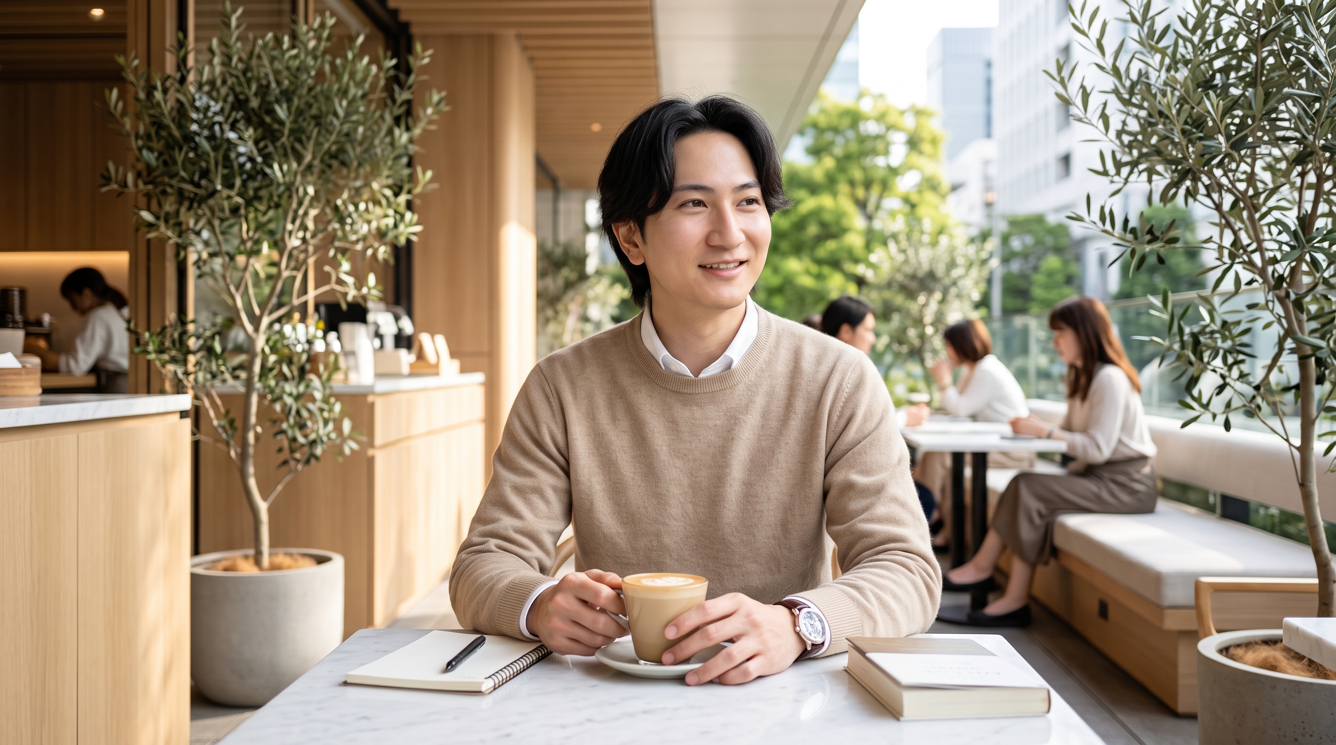 カフェや街中で落ち着いて過ごす30代前半の日本人男性のイメージ