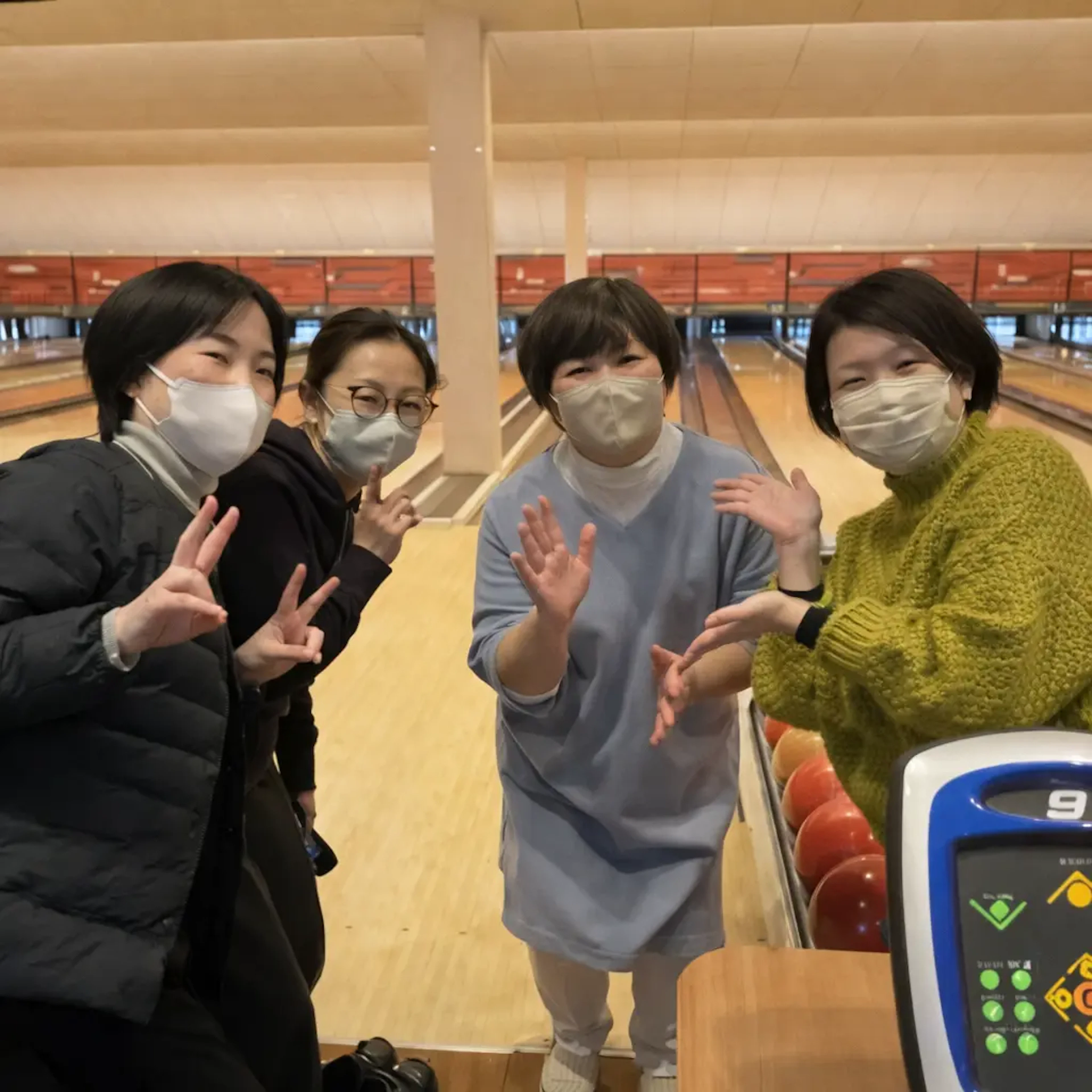 信和会明和病院-ボーリング大会２(右から２番目　末武看護部長)