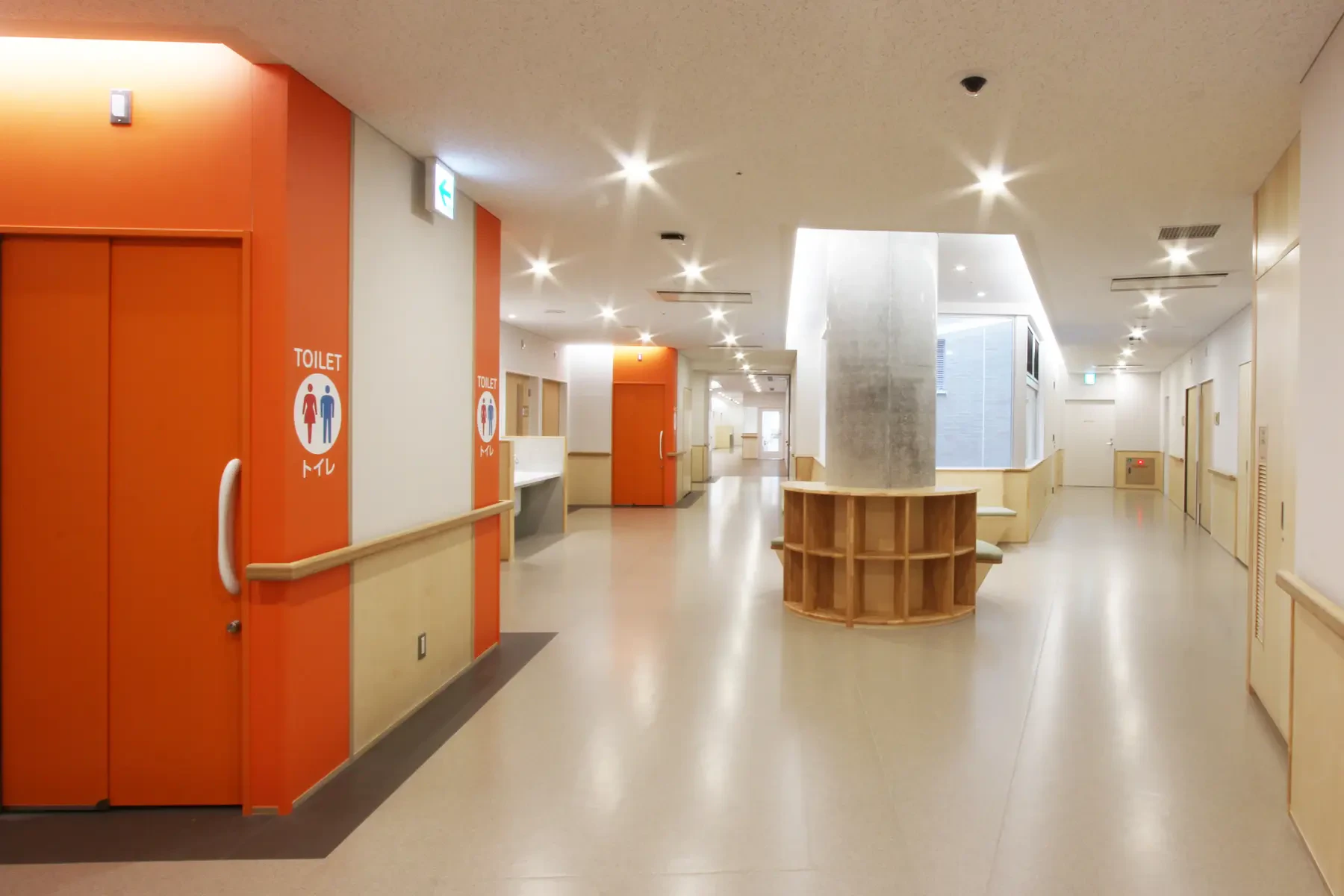 認知症の患者さんにもわかりやすいよう工夫されたオレンジのトイレの写真