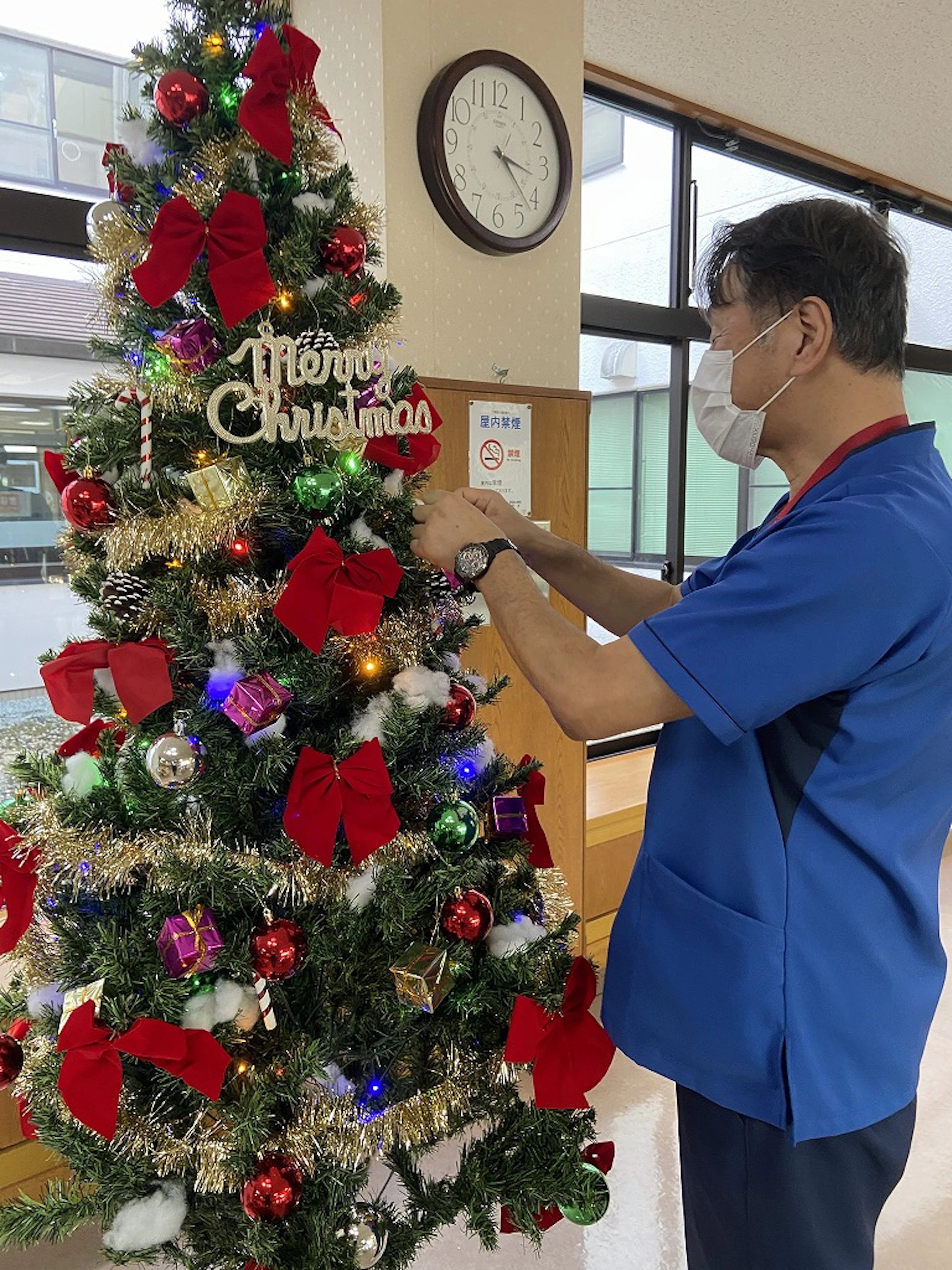 姫路北病院ツリーを飾る写真