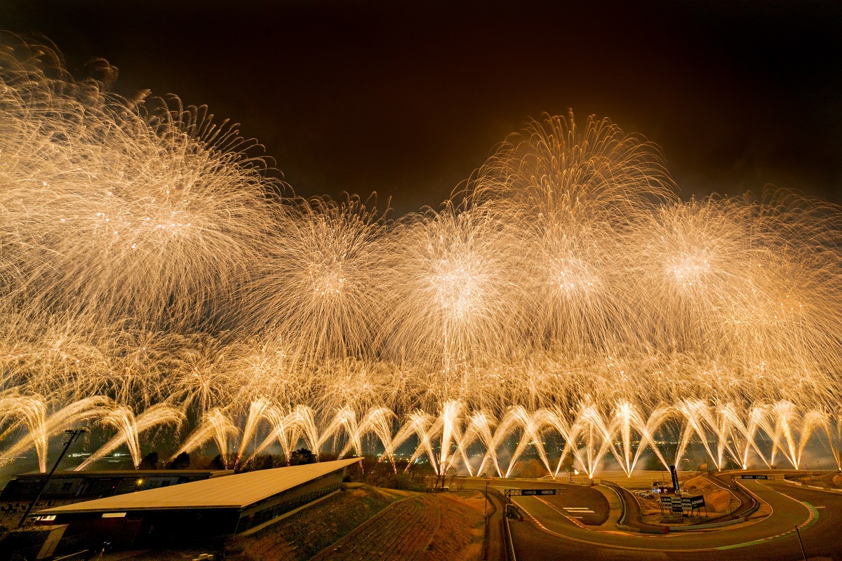 世界最高峰の花火師が富士山に集結 「富士山花火vsスピードウェイ2026