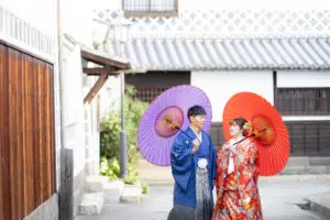 倉敷美観地区の白壁の街並みで色鮮やかな和傘を差す新郎新婦様