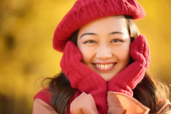 赤いベレー帽の女性