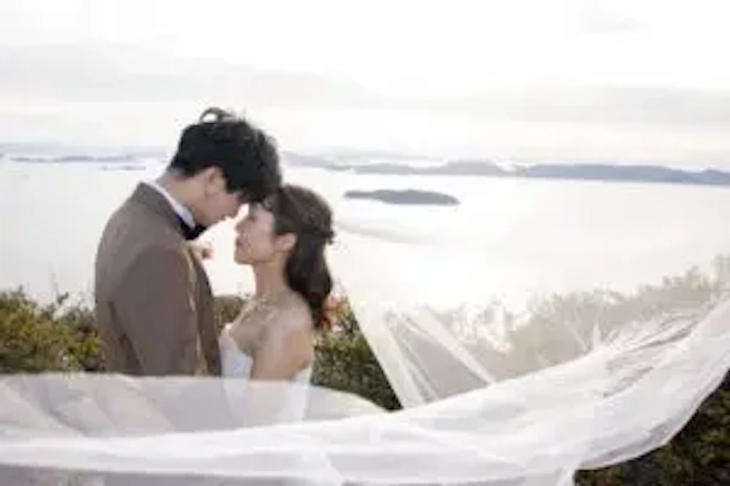 王子が岳の稜線で新婦様の純白のベールが潮風になびく瞬間を捉えた結婚式の前撮り写真