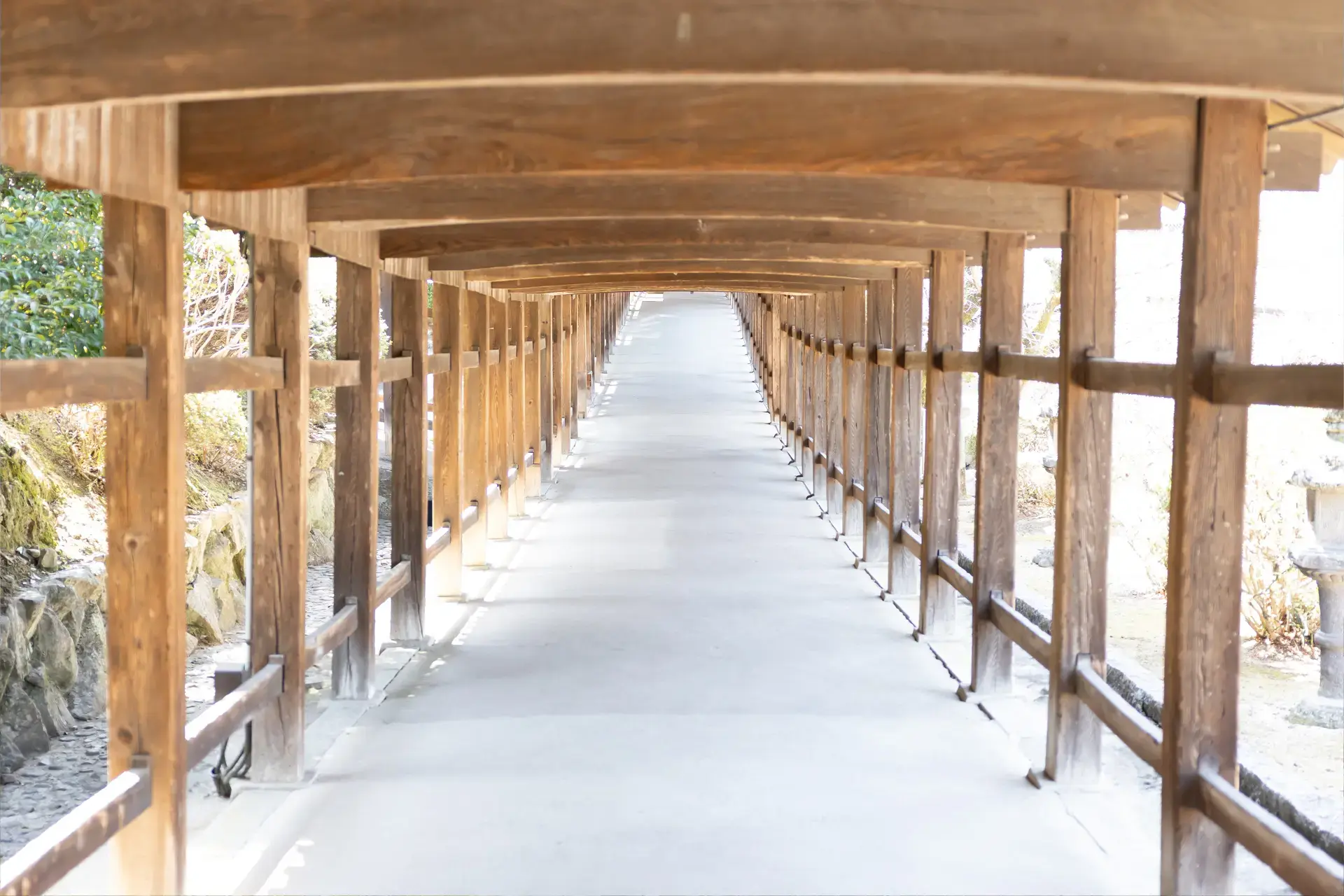 岡山市の吉備津神社。七五三の和装撮影に人気の、全長400mにも及ぶ美しい木造の回廊。