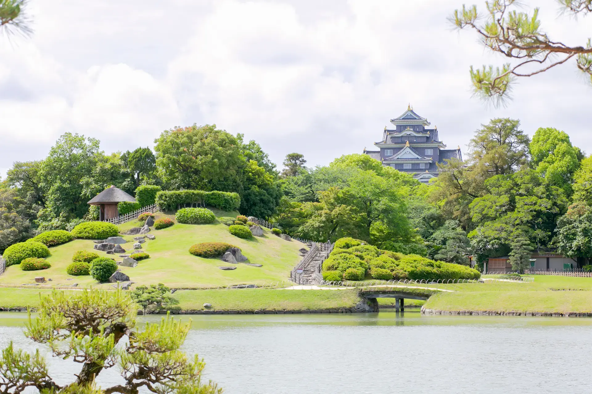 日本三名園の岡山後楽園から望む岡山城。岡山での和装ウェディングフォトに欠かせない絶景スポット。