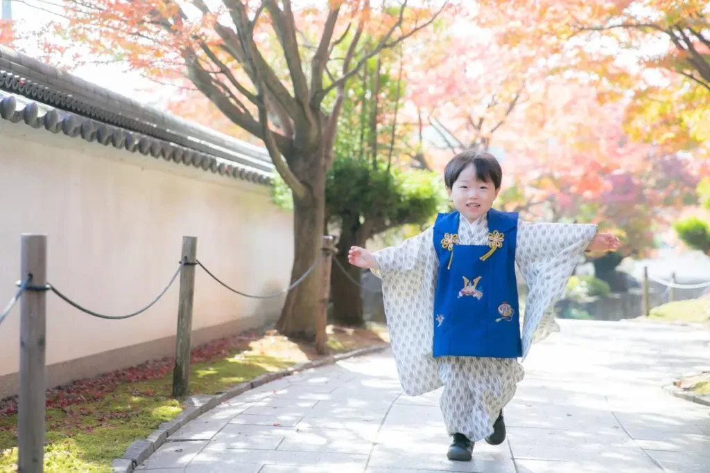 七五三 男の子 笑顔 走る
