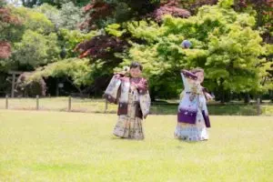 岡山後楽園で和傘を持つ七五三の男児