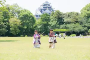 後楽園で七五三撮影をする双子男児